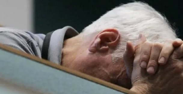 Torino – Paura alla Crocetta: finge di chiedere l’elemosina ad un anziano, poi gli stringe una cintura al collo e gli strappa la collana d’oro. Arrestato