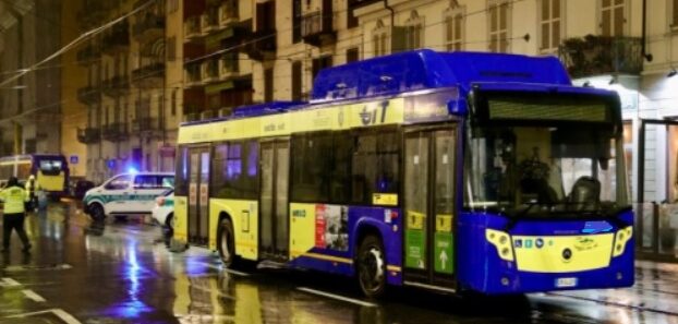 Choc a Torino – Donna investita da due autobus: muore in strada