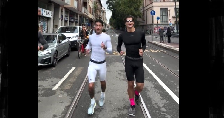 Sorpresa a Milano -Tony Effe e Ignazio Moser corrono dietro al tram. Stupore fra i passanti