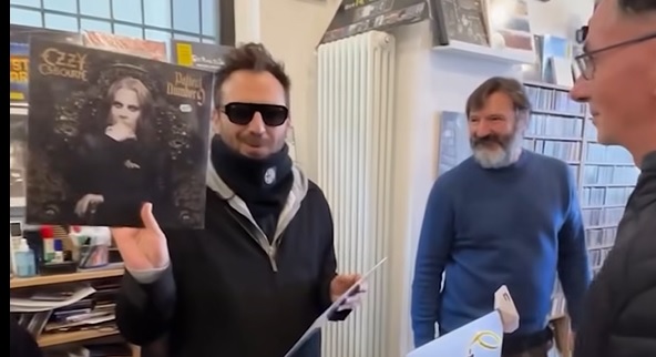 Sorpresa a Milano – Cesare Cremonini fa il commesso in un negozio di dischi, stupore fra i clienti: “Sosteniamo queste attività”