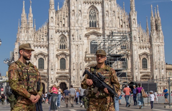 A Milano arrivano 500 militari in più contro i disordini: “Potranno arrestare e avranno poteri di Polizia”. Cosa cambia