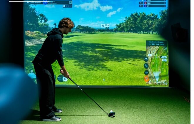 A Milano apre il nuovo “campo” da golf città: dove giocare al coperto – Per esperti o principianti, ecco la novità