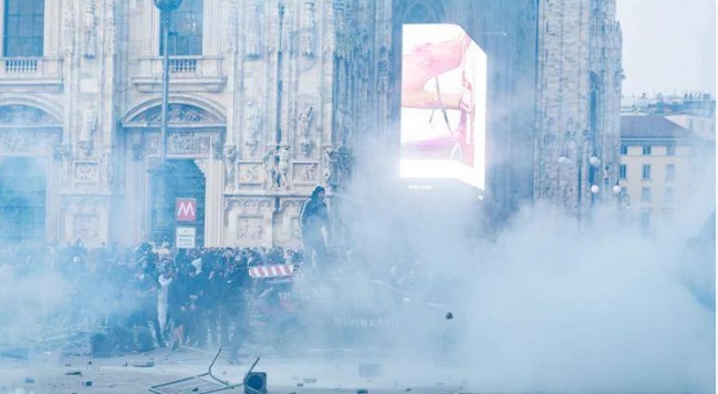 Milano – Nuova guerriglia in centro: via Torino devastata e negozi saccheggiati. In piazza Duomo esplodono bombe carta