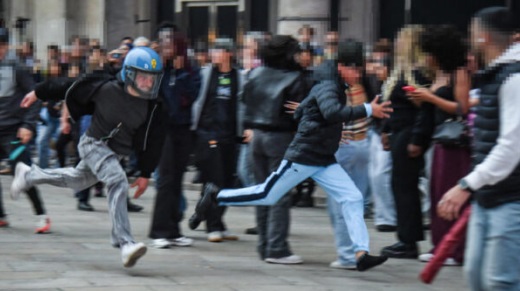 Milano – La rabbia dei genitori dei ragazzini violenti, fuori dalla Questura: “Eri nel gruppo dei pirla.. Contento se ti spaccavano la testa”