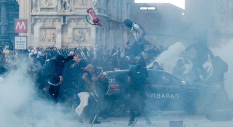 Milano- Guerriglia in centro, piazza Duomo è un campo di battaglia: lacrimogeni e idranti. Danneggiate vetrine e pensiline. Ci sono feriti