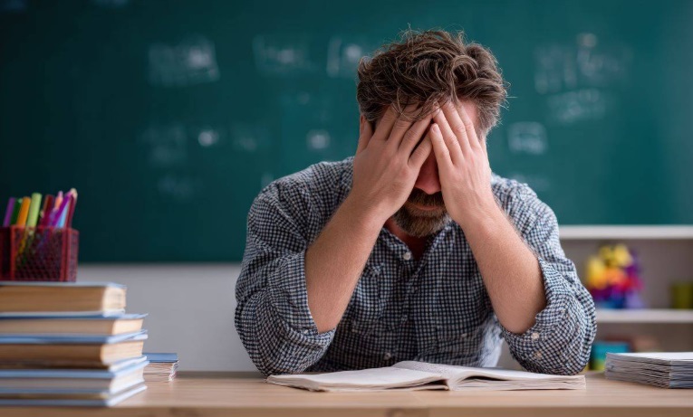 Stipendi insegnanti in Italia: i dati terrificanti – Guadagnano fino al 36% in meno degli altri lavoratori laureati