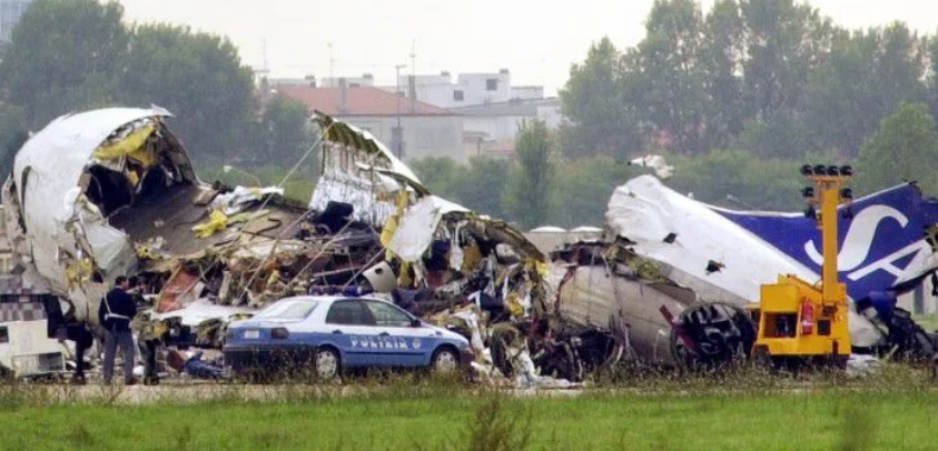 Milano non dimentica: 25 anni fa la strage di Linate, l’incidente aereo più grave avvenuto in Italia con 118 vittime (e un solo superstite) – Cosa accadde