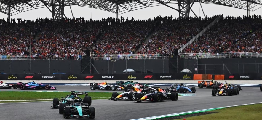 Gp Malesia – Verstappen trionfa, splendido Lewis Hamlton: rimonta da incorniciare. La gara
