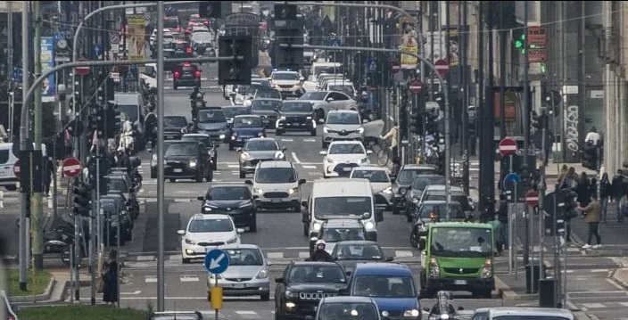 A Milano auto come tartarughe: altro che 30 km all’ora, nelle ore di punta si viaggia a soli 20 Km/h di media. Il report