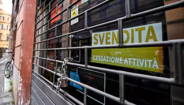A Torino è record di cartelli “Vendesi” sulle vetrine. Migliaia in centro: chiude un’attività ogni 2 giorni – E’ allarme