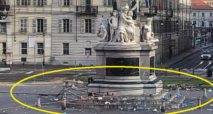 Torino – La malamovida arriva anche in piazza Carlina. Tappeto di sporcizia e bottiglie intorno al monumento.  Firrao:”Servono più controlli”