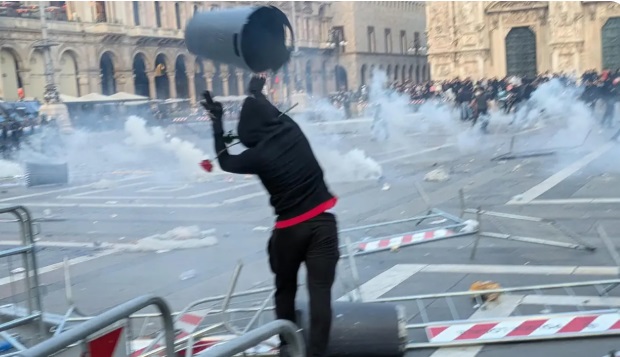 Milano – Piazza Duomo devastata, oltre 50 fermati. “Sono ragazzi auto organizzati dalle periferie”. Ecco come la manifestazione è diventata guerriglia