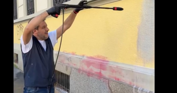 Milano – Salvini in strada pulisce i muri dalle scritte contro la Polizia: “I sinistri imbrattano, noi puliamo”