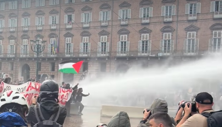 Torino – Caos in centro: 4mila studenti in piazza. Volano manganellate e pietrate:  genitori e prof fanno da scudo