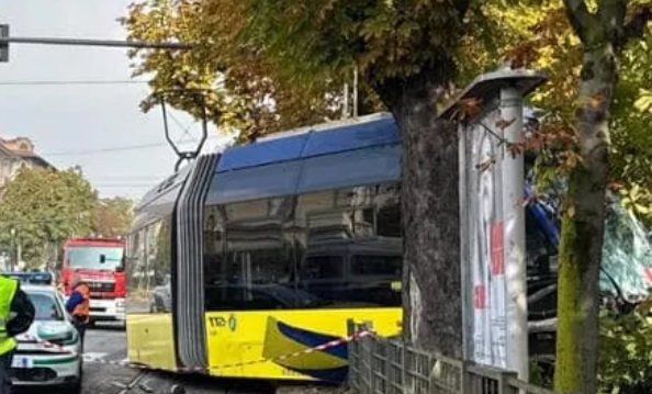 Torino – Tram deraglia e abbatte un albero: come stanno i feriti