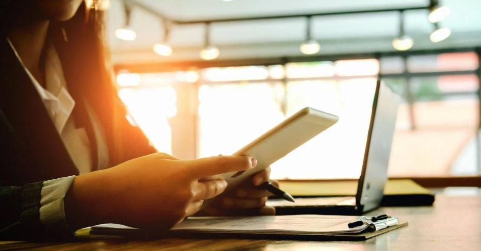 Truffe – Dopo Fideuram altri due Istituti di credito derubati con messaggi, mail e chiamate con l’Intelligenza artificiale. Svaniti 26 milioni di euro